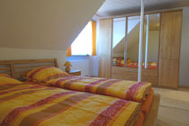 Schlafzimmer mit Doppelbett