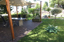 Garten mit Sitzgelegenheit